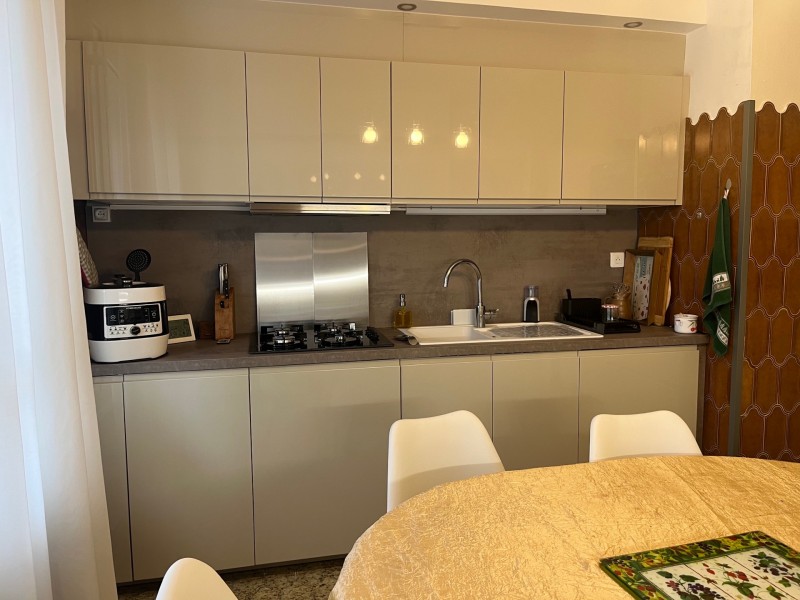 Transformation d’une cuisine par une cuisine neuve en laquage brillant sur Montpellier dans l’Hérault