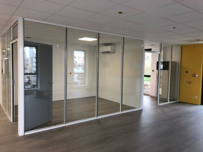 Réaménagement réussi d'un espace de travail à Montpellier par un plâtrier expérimenté