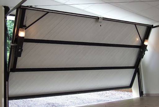 Réparation réussie d'une porte de garage basculante à Saint-Gély-du-Fesc